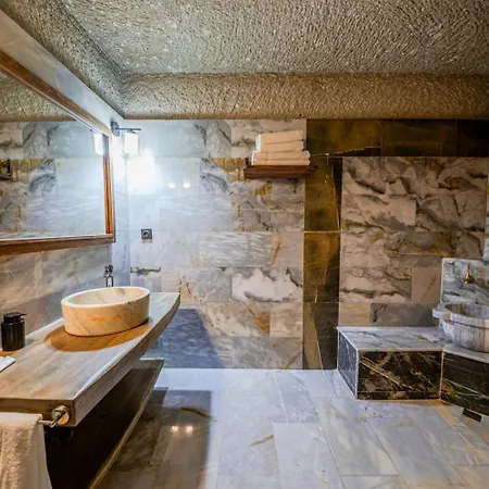 Majestic Cave House Hotel *
