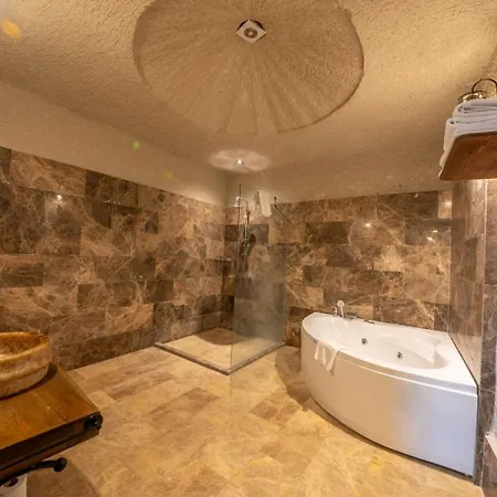 Majestic Cave House מלון נבשהיר
