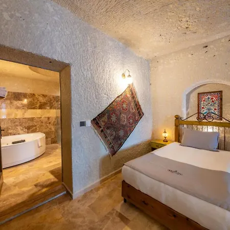 מלון Majestic Cave House *